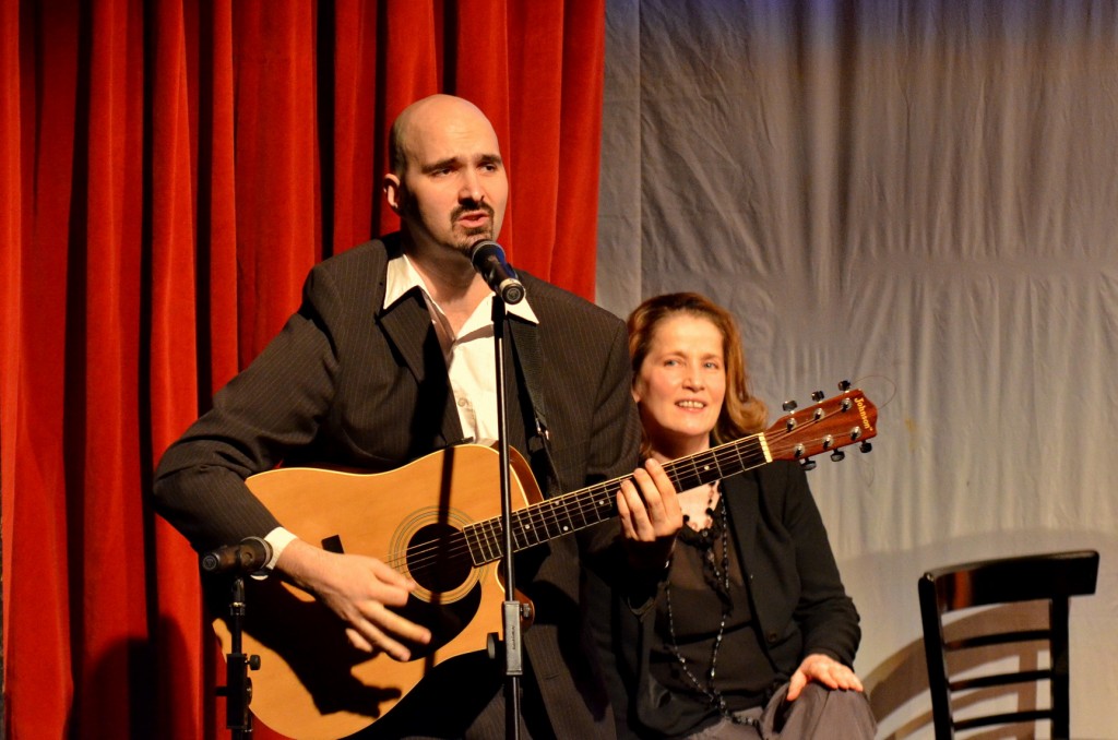 Zöld Csaba énekel, a háttérben Fehér Anna