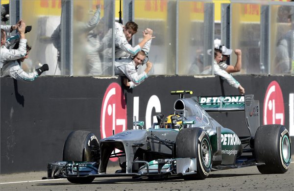 Lewis Hamilton, a Mercedes csapat brit versenyzője a célban a Forma-1-es Magyar Nagydíjon a mogyoródi Hungaroringen 2013. július 28-án. foto kovacs tamas