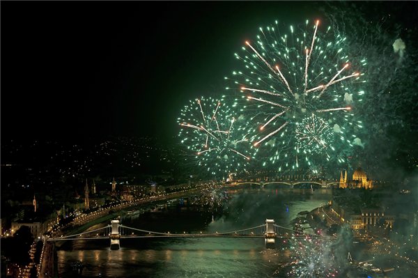 Budapest, 2013. augusztus 20. Ünnepi tűzijáték a Duna felett Budapesten 2013. augusztus 20-án. MTI Fotó: Lakatos Péter