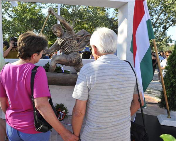 2008-ban-elhunyt-Kolonics-György-szülei-az-olimpiai-bajnok-kenus-felavatott-szobra-Kligl-Sándor-Munkácsy-díjas-szobrászművész-alkotása-előtt.jpg