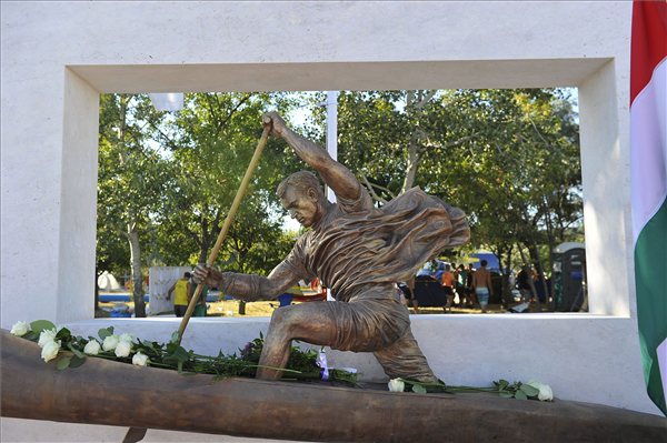 A 2008-ban elhunyt Kolonics György olimpiai bajnok kenus felavatott szobra, Kligl Sándor Munkácsy-díjas művész alkotása a velencei-tavi evezős és kajak-kenu pálya céltornyánál. Fotó Bruzák Noémi