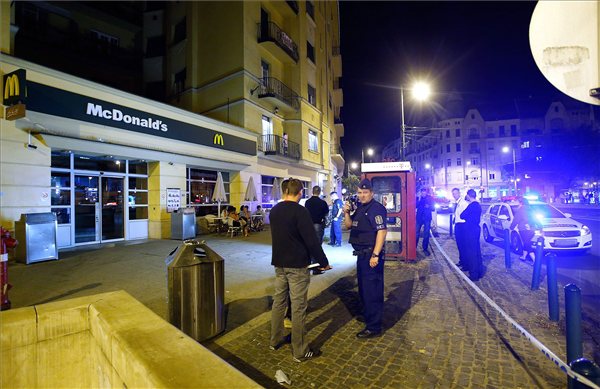 Rendőrök a budapesti Móricz Zsigmond körtéren egy gyorsétteremnél, ahol egy férfi lövöldözött 2013. augusztus 16-án. A lövöldözés során személyi sérülés nem történt. MTI Fotó: Mihádák Zoltán