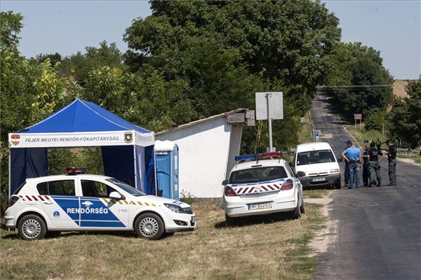 rendőrség ellenőrzőpontja Igar község határában 2013. augusztus 3-án. A Fejér megyei Dádpusztán tartandó O.Z.O.R.A. fesztiválra érkező járműveket átvizsgálják. Szigetváry Zsolt