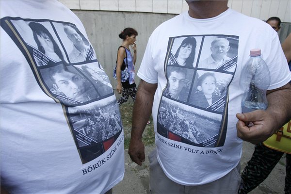 Az áldozatok fényképei a romák elleni, hat halálos áldozatot követelő fegyveres, Molotov-koktélos támadások elsőfokú tárgyalásának ítélethirdetésére várók pólóján a Budapest Környéki Törvényszék előtt 2013. augusztus 6-án. MTI Fotó: Szigetváry Zsolt