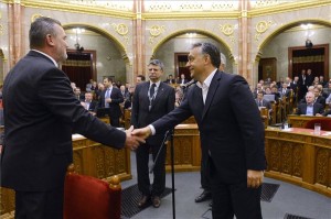 Budapest, 2013. szeptember 16. Orbán Viktor miniszterelnök (j) gratulál Székely Lászlónak, az alapvető jogok megválasztott biztosának az Országgyűlés plenáris ülésén 2013. szeptember 16-án. A parlament titkos szavazáson, 266 igennel választotta meg Székelyt hat évre, aki szeptember 25-étől tölti be az ombudsmani tisztséget. Középen Kövér László, az Országgyűlés elnöke. MTI Fotó: Kovács Tamás 