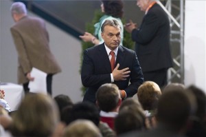 Budapest, 2013. szeptember 28. Orbán Viktor miniszterelnök meghajol a küldöttek előtt, miután újraválasztották a Fidesz elnökének a párt huszonötödik, tisztújító kongresszusán a Millenáris Parkban 2013. szeptember 28-án. MTI Fotó: Koszticsák Szilárd 