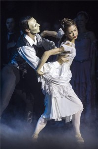 Bajári Levente és Shoko Nakamura, a Magyar Állami Operaház magántáncosai Andrew Lloyd Webber Az Operaház fantomja című musical 700. előadása után a Madách Színházban 2013. november 9-én. MTI Fotó: Szigetváry Zsolt