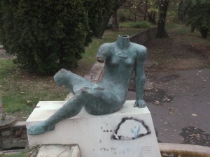 Gellérthegy  Fürdőző lány szobor rongálása 2013.11.04. 006