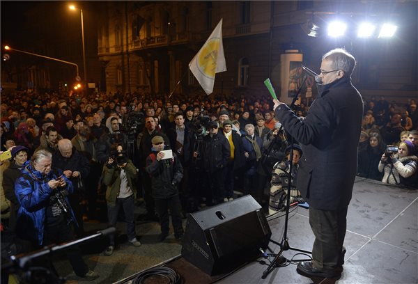 Horváth András volt adóhivatali dolgozó mond beszédet az őt támogató civilek által szervezett szimpátiatüntetésen Budapesten, a Nemzeti Adó- és Vámhivatal székháza előtt 2013. december 28-án. MTI Fotó: Bruzák Noémi
