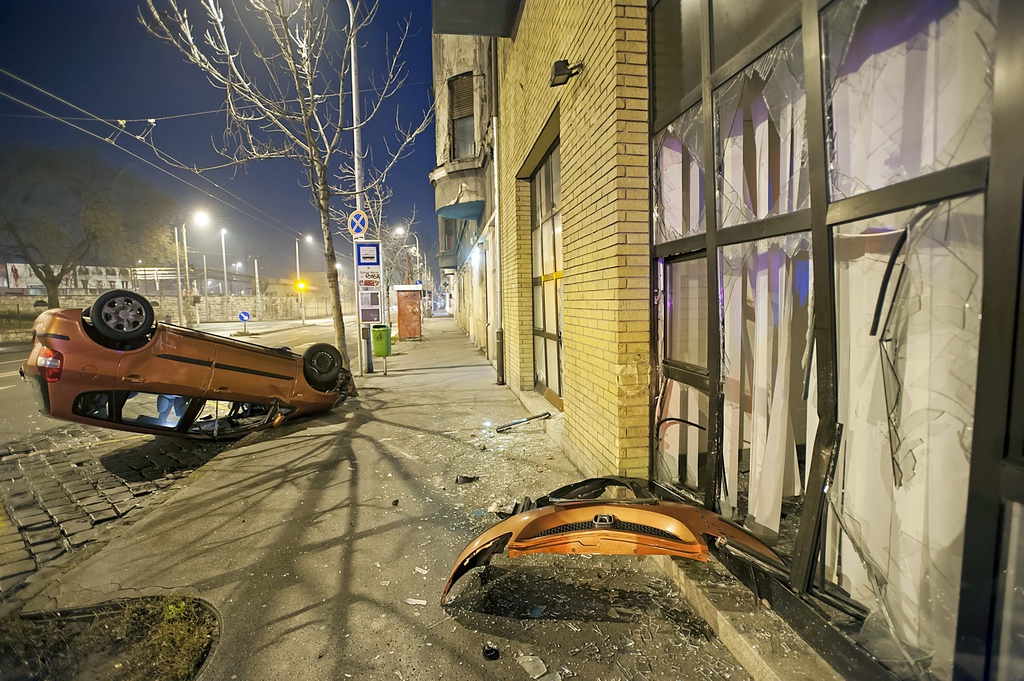 Felborult egy autó Budapesten