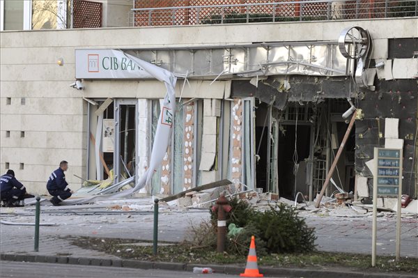 Rendőrök helyszínelnek egy bankfiók előtt 2014. január 13-án a XIII. kerületi Lehel utcában, miután az épület utcafronti fala mintegy tíz négyzetméter területen robbanás miatt kidőlt. Szemtanúk egy motorost láttak elhajtani a bank épülete elől a robbanást megelőzően. MTI Fotó: Mihádák Zoltán