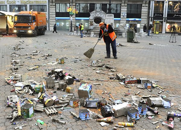  Fővárosi Közterület-fenntartó Zrt. (FKF) dolgozói takarítanak a szilveszteri ünneplés után a belvárosi Vörösmarty téren 2014. január 1-jén. MTI Fotó: Czimbal Gyula