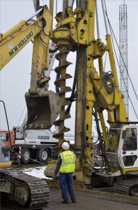 Törökszentmiklós, 2014. február 6. Szakemberek próbacölöpök elhelyezésén dolgoznak talajfúró munkagéppel a 4-es főút mellett, az épülő M4-es autópálya területén, Törökszentmiklós határában 2014. február 6-án. Megkezdődött az M4-es autópálya építése Abony és Fegyvernek között. A 111 milliárd forintból mintegy 30 kilométer hosszon kezdődő kivitelezés mellett az autópálya további részének előkészítését is folytatja a kormány. MTI Fotó: Mészáros János 