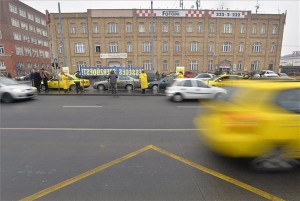 A taxisokat is tömörítő Magyarországi Munkavállalók Szociális és Egészségügyi Ágazatban Dolgozók Demokratikus Szakszervezetének forgalomlassító demonstrációja a Főtaxi Kerepesi úti székháza előtt 2014. február 7-én. MTI Fotó: Máthé Zoltán