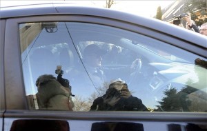 Simon Gábor volt MSZP-s politikus, volt országgyűlési képviselő autójával távozik budapesti házából, miután ügyészségi nyomozók jártak nála 2014. február 13-án. MTI Fotó: Mihádák Zoltán
