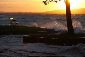 A viharos északi szél miatt kicsap a Balaton vize a balatonfenyvesi szabadstrandnál 2014. május 14-én. Több Balaton-parti településen már elrendelték a védekezést a tó magas vízállása és az egyre erősödő széllökések miatt a parthoz közeli épületek megóvása érdekében. MTI Fotó: Varga György 