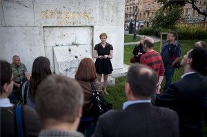 Hajdu Mária, az LMP emlékezetpolitikai szakszóvivője beszédet mond a párt nemzeti összetartozás napja alkalmából tartott megemlékezésén, a Margit híd budai hídfőjénél lévő Przemysl emlékműnél 2014. június 3-án. MTI Fotó: Marjai János