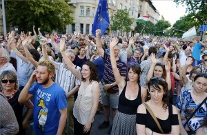 A szabad sajtóért demonstráló civilek Budapesten az Alkotmány utcában 2014. június 9-én. A demonstrációt a Kettős Mérce blog szervezte. MTI Fotó: Beliczay László