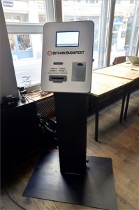 A Bitcoin nevű digitális valuta váltására alkalmas első bankautomata bemutatóján Budapesten, a belvárosi Anker Klubban 2014. augusztus 25-én. MTI Fotó: Máthé Zoltán 