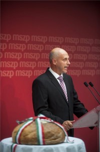 Tóbiás József, az MSZP elnöke az állami ünnep alkalmából tartott sajtótájékoztatón az MSZP székházban Budapesten 2014. augusztus 20-án. MTI Fotó: Marjai János 
