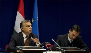 A Miniszterelnöki Sajtóiroda által közreadott képen Orbán Viktor miniszterelnök (b) sajtótájékoztatót tart az Európai Unió kétnapos brüsszeli csúcstalálkozójának második napján az Európai Tanács székházában 2014. október 24-én. Jobbról a kormányfő sajtófőnöke, Havasi Bertalan. MTI Fotó: Miniszterelnöki Sajtóiroda/Burger Barna 