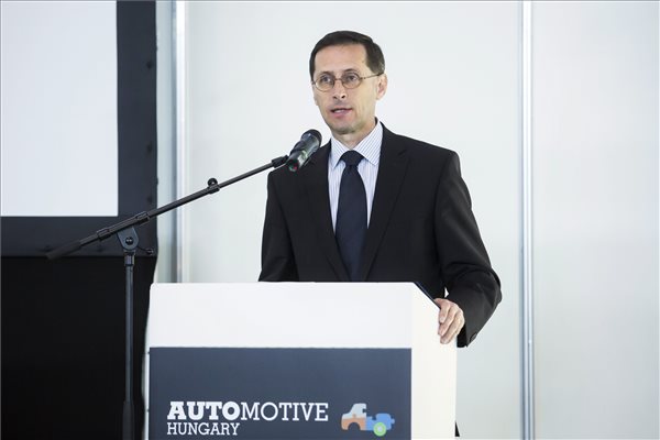 Varga Mihály nemzetgazdasági miniszter megnyitja az Automotive Hungary járműipari beszállítói szakkiállítást a Hungexpo Budapesti Vásárközpontban 2014. november 5-én. MTI Fotó: Mohai Balázs 