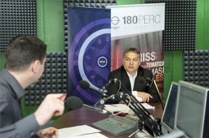 Orbán Viktor miniszterelnök (j) a Magyar Rádió stúdiójában, ahol interjút adott Kiss Gábor Istvánnak (b) a Kossuth Rádió 180 perc című műsorában 2014. december 12-én. MTI Fotó: Koszticsák Szilárd 