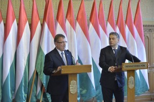 Orbán Viktor miniszterelnök (j) és Matolcsy György, a Magyar Nemzeti Bank elnöke sajtótájékoztatót tart az Országházban 2014. december 18-án. A kormány úgy döntött, felkéri a jegybankot, hogy nyújtson segítséget az MKB megerősítéséhez és újjászervezéséhez - közölte Orbán Viktor. MTI Fotó: Máthé Zoltán 