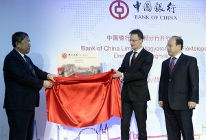 Li Cao-hang, a Bank of China alelnöke, Szijjártó Péter külgazdasági és külügyminiszter és Hsziao Csien kínai nagykövet (b-j) a Bank of China kelet-közép-európai regionális központjának ünnepélyes megnyitóján Budapesten 2014. december 18-án. MTI Fotó: Soós Lajos