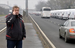 Gaskó István, a Liga Szakszervezetek elnöke a szakszervezetek forgalomlassító demonstrációján az M3-as autópálya fővárosi bevezető szakaszán, a Szerencs utcánál 2014. december 15-én. A Liga demonstrációin a tervek szerint az ország 62 pontján legalább 1600 gépkocsi lassítja a közúti forgalmat reggel 7 és délután 4 óra között. A tiltakozók álláspontja szerint a kormány intézkedései hátrányosan érintik a munkavállalókat. MTI Fotó: Máthé Zoltán 