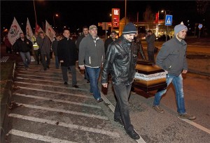 A márkushegyi bánya bezárása elleni jobbikos demonstráción koporsót visznek a résztvevők Oroszlány belvárosában 2014. december 3-án. MTI Fotó: Krizsán Csaba