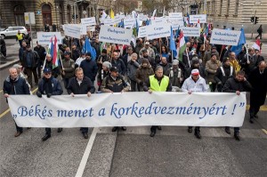 Résztvevők a Békés menet a korkedvezményért! címmel tartott szakszervezeti demonstráción Budapesten, az V. kerületi Alkotmány utcában 2014. december 3-án. MTI Fotó: Marjai János