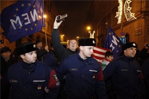 Budaházy György videofelvételt készít a Szabad oktatást! és az Egymillióan az internetadó ellen Facebook-csoportok demonstrációja előtt, amelyet Nincs hova hátrálnunk! címmel tartanak Budapesten 2014. december 16-án. A tüntetés kezdete előtt egy csoport, köztük Budaházy György megpróbálta megzavarni a rendezvényt, de a rendőrök kikísérték őket a József nádor térről. MTI Fotó: Szigetváry Zsolt