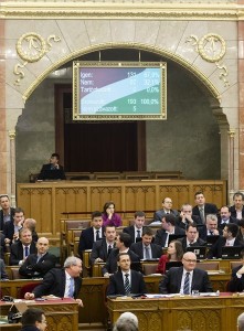  A szavazás eredménye egy kijelzőn az Országgyűlés plenáris ülésén 2014. december 15-én, miután a parlament 131 igen szavazattal, 62 nem ellenében elfogadta a 2015-ös költségvetést. Középen Varga Mihály nemzetgazdasági miniszter. MTI Fotó: Mohai Balázs 