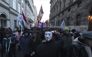 A jövő évi költségvetés ellen hirdetett demonstráció résztvevői vonulnak az Akadémia utcán a Parlament elé 2014. december 14-én. MTI Fotó: Illyés Tibor