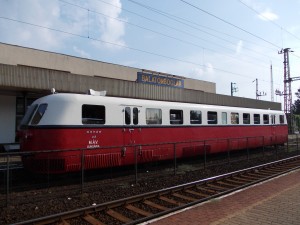 A legendás Árpád sínautóbusz parallel halad  a Bécsbe tartó Advent Expressz Élményvonattal 