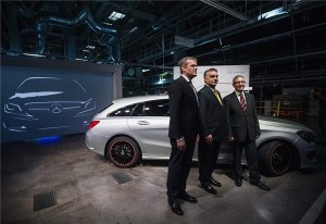 Orbán Viktor miniszterelnök (k), Markus Schäfer termelésért és beszerzésért felelős igazgató tanácstag (b) és Thomas Geier gyárigazgató (j) az első hazai gyártású CLA Shooting Brake modell bemutatásán a Mercedes-Benz kecskeméti gyárában 2015. január 20-án. MTI Fotó: Ujvári Sándor