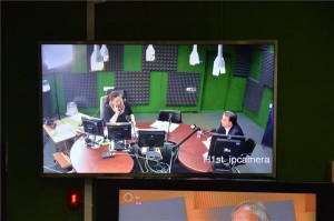 Monitoron látszik, amint Orbán Viktor miniszterelnök interjút ad Kocsis Éva műsorvezetőnek a Kossuth Rádió 180 perc című műsorában 2013. október 4-én. MTI Fotó: Máthé Zoltán 