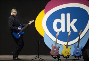  Gyurcsány Ferenc pártelnök gitározik a Demokratikus Koalíció (DK) tisztújító kongresszusán a fővárosi Hungexpo egyik csarnokában 2015. február 21-én. MTI Fotó: Koszticsák Szilárd