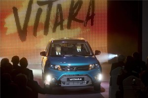 Orbán Viktor miniszterelnök (j) és Szuzuki Oszamu, a Suzuki Motor Corporation elnök-vezérigazgatója az új Suzuki Vitarában a modell sorozatgyártásának indulása alkalmából rendezett ünnepségen a Magyar Suzuki Zrt. esztergomi gyárában 2015. március 5-én. MTI Fotó: Koszticsák Szilárd