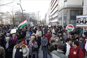 Korrupcióellenes tüntetésen Budapesten, az Erzsébet téren 2015. március 8-án. MTI Fotó: Szigetváry Zsolt