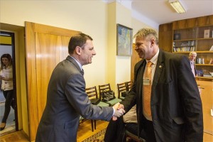 Tuzson Bence, a Fidesz-frakció szóvivője (b) kezet fog Metál Zoltánnal, az Országos Taxis Szövetség elnökével a taxis szervezetek vezetőivel folytatott egyeztetése előtt az Országgyűlés Irodaházában 2015. március 26-án. MTI Fotó: Szigetváry Zsolt