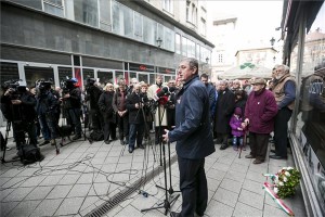 Gyurcsány Ferenc, a Demokratikus Koalíció (DK) elnöke beszél a Pilvax kávéháznál az 1848-49-es forradalom és szabadságharc 167. évfordulója alkalmából rendezett megemlékezésen a Pilvax közben 2015. március 15-én. MTI Fotó: Mohai Balázs