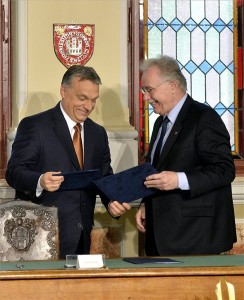 Orbán Viktor miniszterelnök (b) és Fodor Tamás (Fidesz-KDNP) polgármester kicserélik a dokumentumokat a városfejlesztési megállapodás aláírása után Sopronban, a városházán 2015. március 25-én. MTI Fotó: Máthé Zoltán