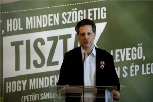 Schiffer András, a párt társelnöke beszél az LMP ünnepi megemlékezésén a budapesti Pilvax kávéházban az 1848-49-es forradalom és szabadságharc kitörésének 167. évfordulóján, 2015. március 15-én. MTI Fotó: Bruzák Noémi