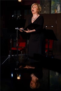 Kertesi Ingrid Liszt Ferenc-díjas operaénekes, érdemes és kiváló művész énekel a hang világnapja (World Voice Day) alkalmából a budapesti Erkel Színházban 2015. április 16-án. A világszerte megrendezett World Voice Day az emberi hang jelentőségére hívja fel a figyelmet. MTI Fotó: Balogh Zoltán 