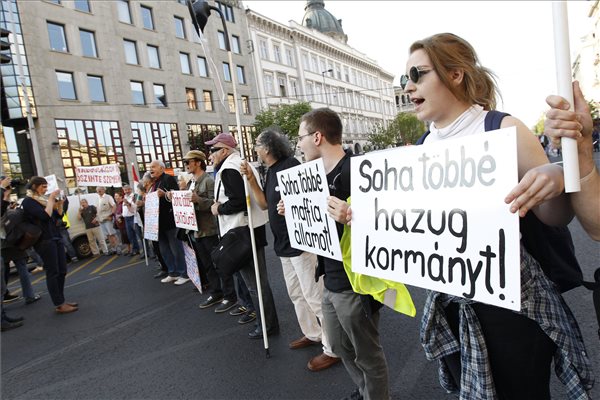 A Szabad Oktatást elnevezésű Facebook-csoport szervezésében Nem tűrhetünk tovább! címmel megrendezett tüntetés résztvevői a Bajcsy-Zsilinszky út és az Andrássy út kereszteződésében 2015. április 26-án. A demonstráció szervezői és résztvevői a közelmúltban bejelentett iskolabezárások és szakmegszüntetések ellen tiltakoztak. MTI Fotó: Szigetváry Zsolt