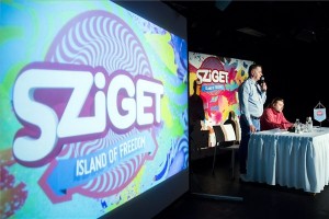  Kardos József programigazgató (b) és Gerendai Károly főszervező az idei Sziget fesztivál sajtótájékoztatóján a fővárosi A38 Hajón 2015. május 14-én. MTI Fotó: Mohai Balázs