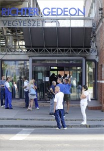  Emberek állnak a Richter Gedeon Gyógyszergyár budapesti X. kerületi Gyömrői úti üzeme előtt 2015. augusztus 27-én. A gyár területén robbanás történt, miután a munkások egy kisebb méretű tartályt bontottak, amelyben korábban metanolt tároltak. A tartály berobbant, egy ember megsebesült. A tűzoltók százméteres sugarú körben lezárták az érintett területet. MTI Fotó: Mihádák Zoltán