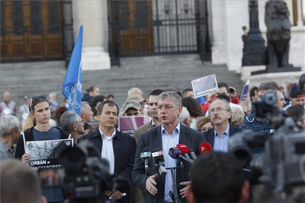 Gyurcsány Ferenc, a Demokratikus Koalíció (DK) elnöke (k) nyilatkozik a sajtónak 2015. szeptember 21-én az Országház előtt, ahol párt szimpatizánsai élőlánccal tiltakoztak a tömeges bevándorlás kezelését célzó, többek között a honvédség határ menti bevethetőségéről szóló kormánypárti törvényjavaslat ellen. Mögötte Oláh Lajos, a DK független országgyűlési képviselője, Molnár Csaba, a párt ügyvezető alelnöke és Niedermüller Péter alelnök, a párt EP-képviselője (b-j). MTI Fotó: Szigetváry Zsolt